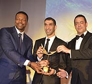  "Country of Honor"-Award: US-Schauspieler Chris Tucker ("Rush Hour"), mit Dr. Thani Ahmed Al Zeyoudi (Minister of Climate Change and Environment, United Arab Emirates), beim 1. Ocean Impact Day des Monaco Better World Forum in Cannes am 18.05.2019 (©Foto: Monaco Better World Forum)